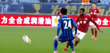 「战报」里卡多顾操先后被罚下，9人建业0-4苏宁