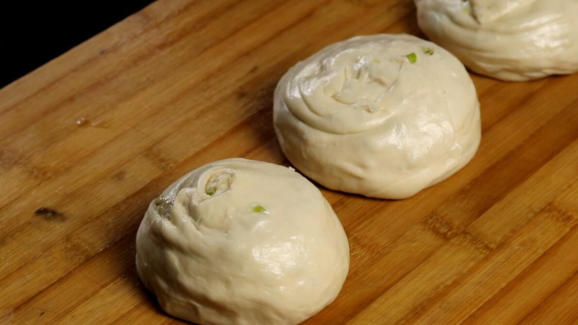 葱油饼的基本步骤和注意事项,正宗酥脆葱油饼做法教程