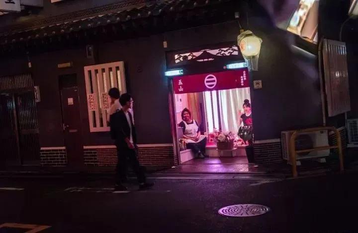 *拍偷**的照片带你看看日本*灯区红**