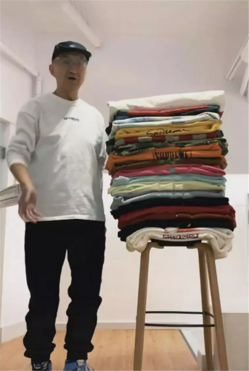 82岁爷爷穿粉色AJ上街，一身马卡龙配色，和孙子同款真时尚