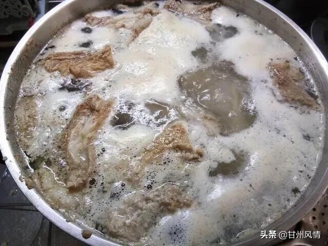 怎样煮出奶白色的羊肉汤,羊肉汤奶白色放的什么