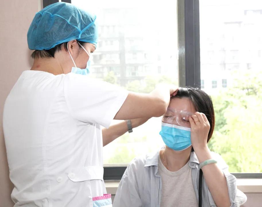 抗疫医生做全飞秒手术,钟楼防疫人员