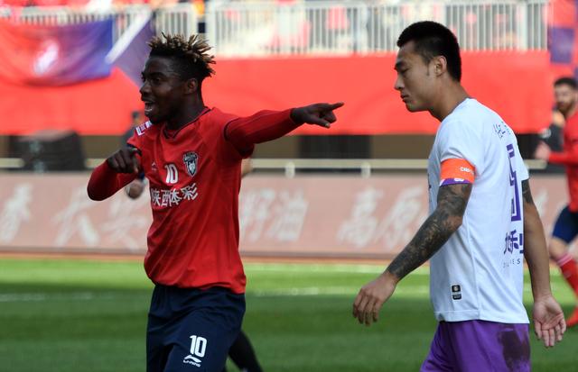 揭秘陕足“新狼王”奥斯卡：赛场上的铁血锋霸，生活中的侠骨柔肠