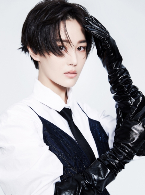 张馨予惊艳短发,张馨予过膝长靴穿搭