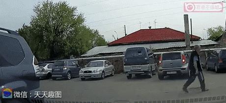 搞笑gif你以为我会乖乖地转圈吗,打着伞跳舞搞笑视频