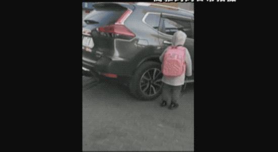 狠心爸爸“抛弃”失明女儿，背后真相令人泪崩......