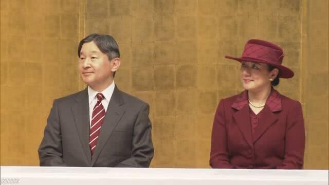 雅子皇后暗红色套装优雅亮相,宽檐礼帽贵气,与德仁情侣装有点甜