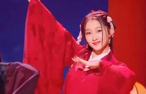 很奇怪没灵魂?“格格”跳舞秀大长腿被批既破坏美感又毫无风情