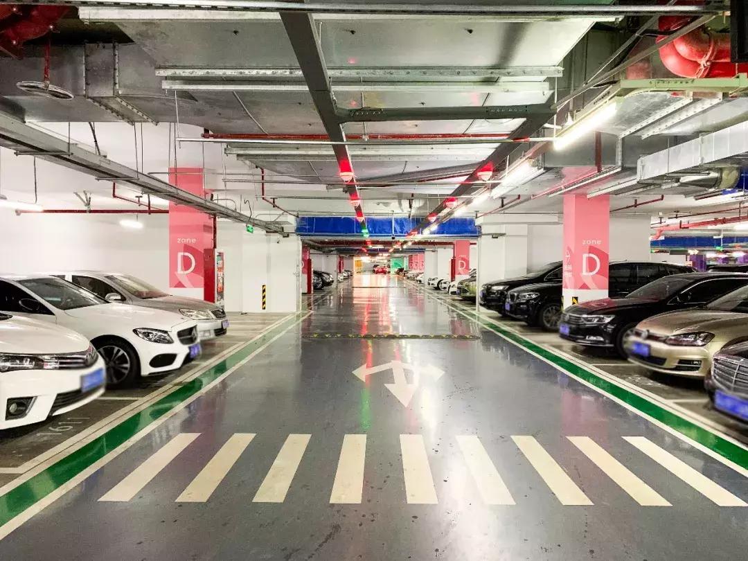 在南京月薪1W，我却停不起车