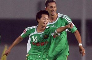 背叛誓言被泼可乐失去理智与球迷对骂，黄博文一错再错还是？