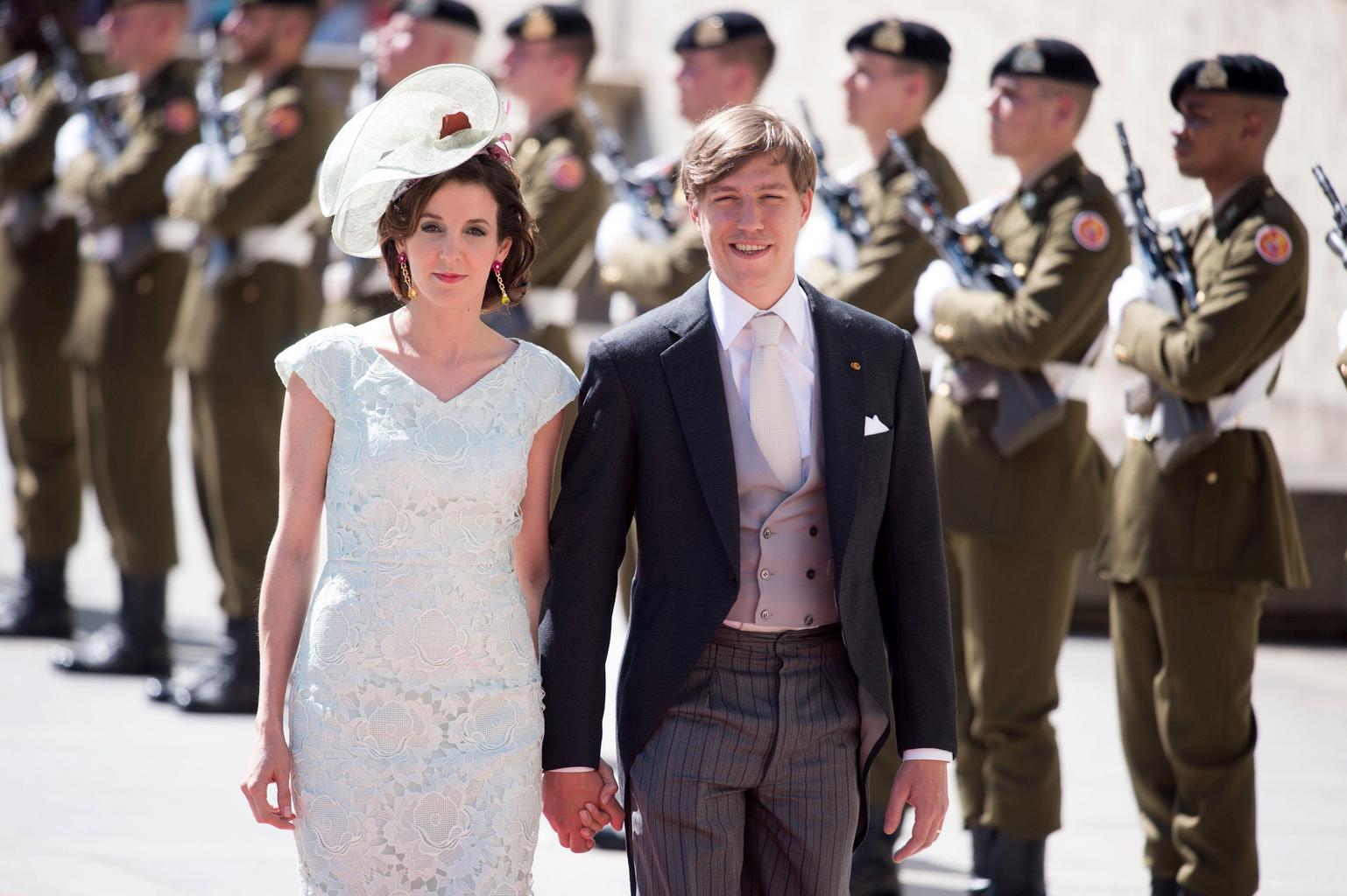 卢森堡前王妃发问，哪个头饰最好看？照片引发回忆，还难忘旧情吗