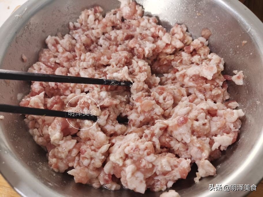 这种蔬菜很少生虫,用它做馅蒸包子,味道鲜香,我一次能吃四五个