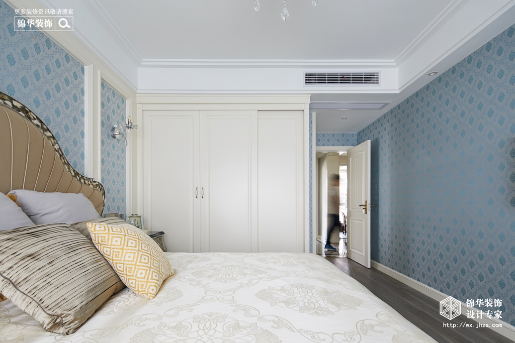 柠檬黄与宝石蓝点亮美式简奢空间,高级灰香槟金和麻白点缀