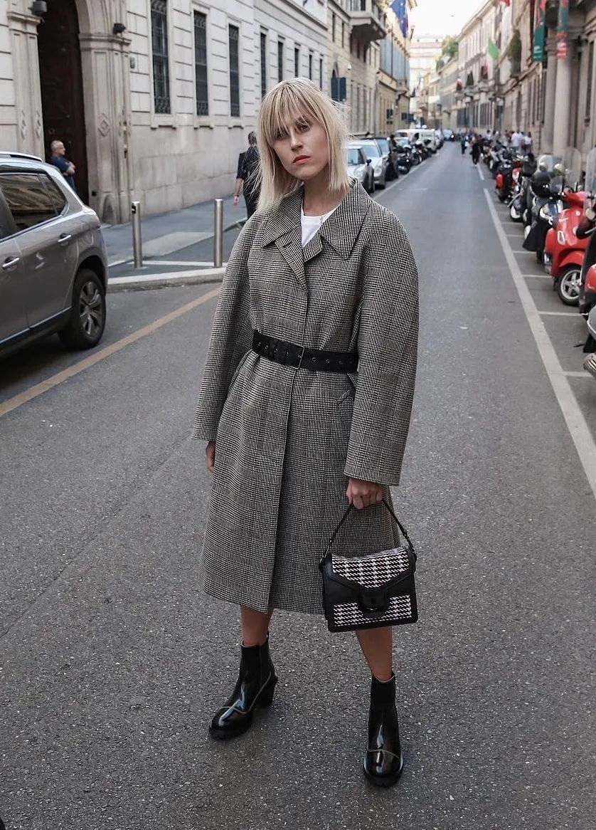 墨绿色格纹大衣怎样搭配好看,短款格纹毛呢大衣的搭配方法