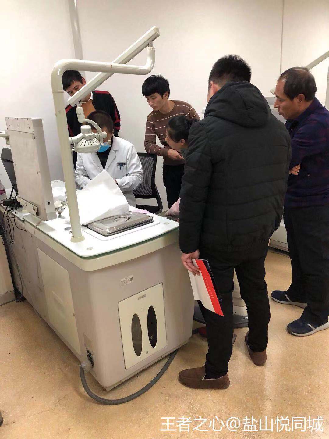 开水烫*体下**灌消毒液残忍的女人对待继子你怎能下得去手?