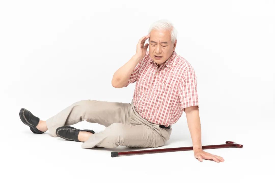 摔跤后有脑血肿怎么处理,轻微摔伤怎么处理