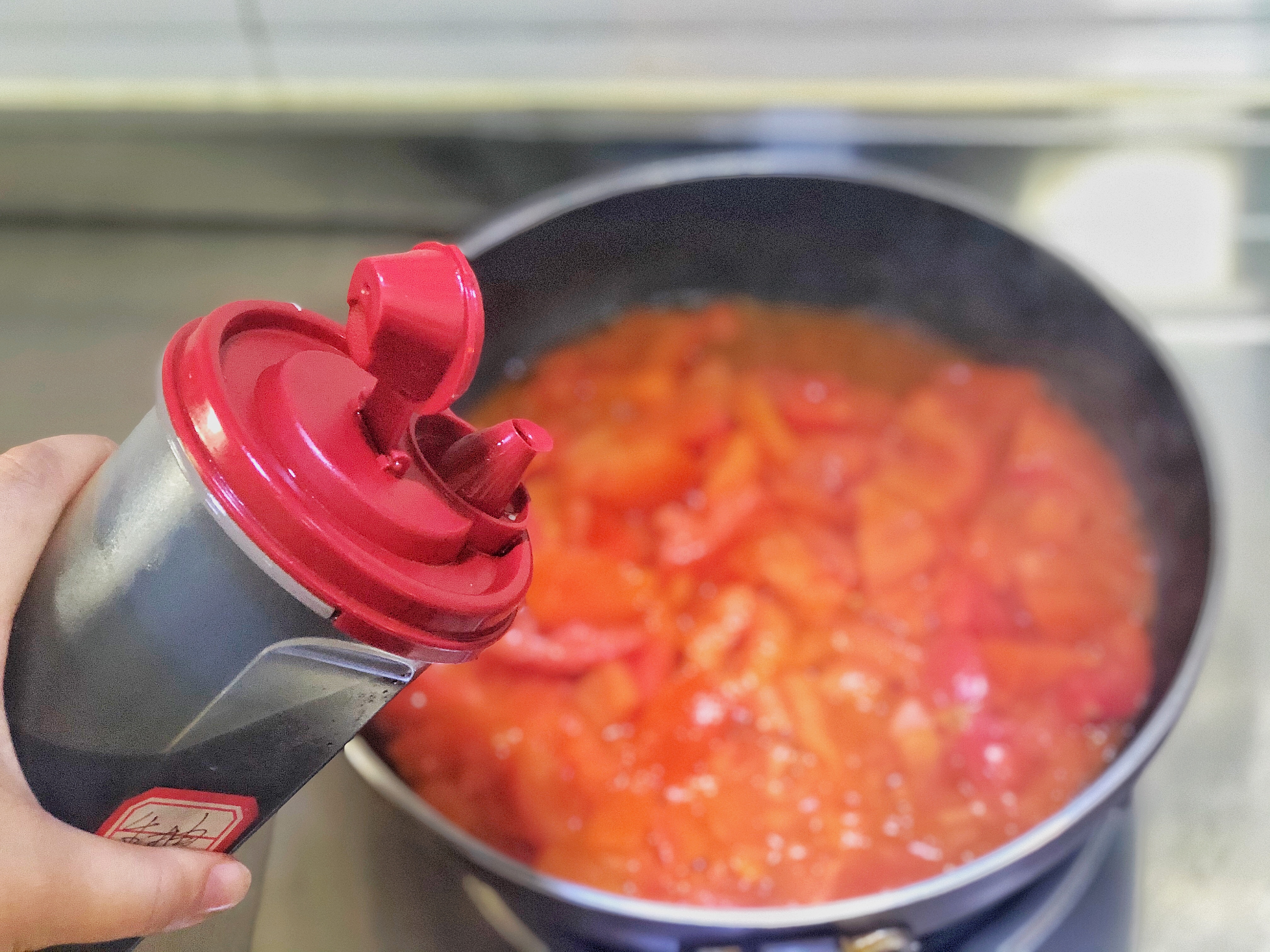 自己在家也能做拉面又细又长，配上西红柿鸡蛋的卤子，味美鲜香