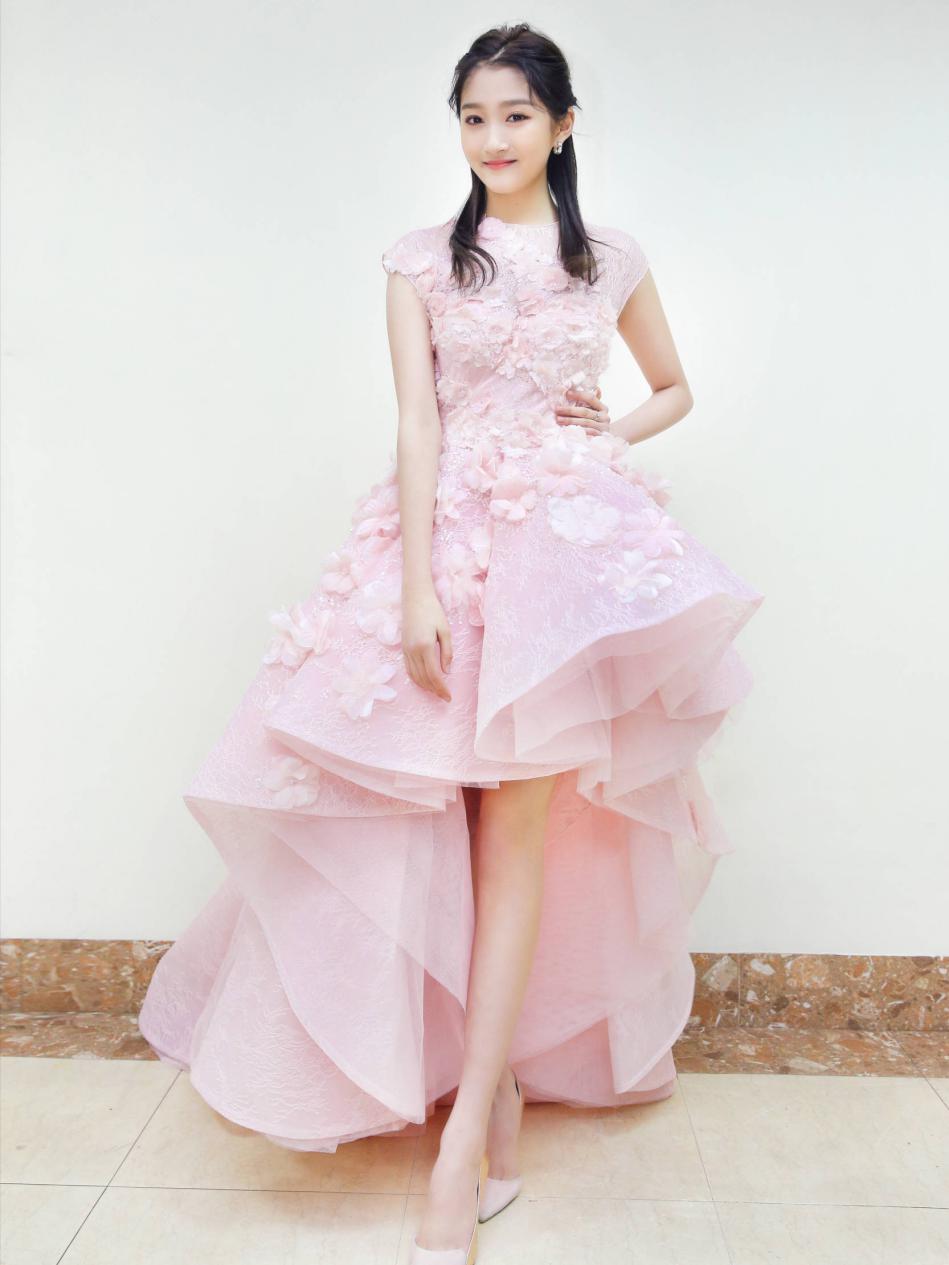 原来关晓彤也有傲人身材,关晓彤恋爱3年