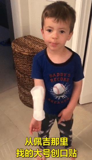 弟弟给姐姐贴创可贴,弟弟手臂受伤了姐姐照顾