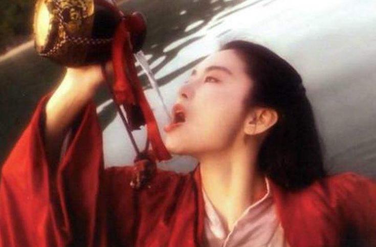 用美貌征服好莱坞的“孤儿”尊龙，晚景凄凉，也被“美国妈”召唤