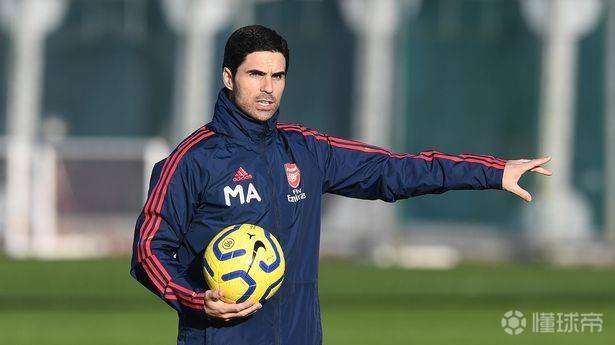 站在观众席上的足球教练温格,温格被罚到曼联看台观众视角