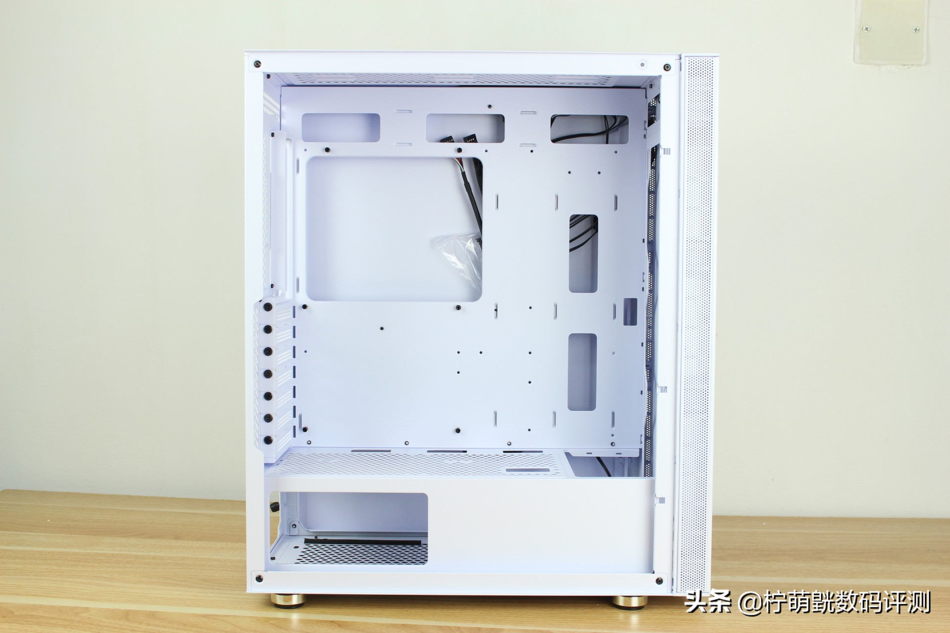 神光侧透不单调,畅快装机不求人易大师神光白色版上机体验