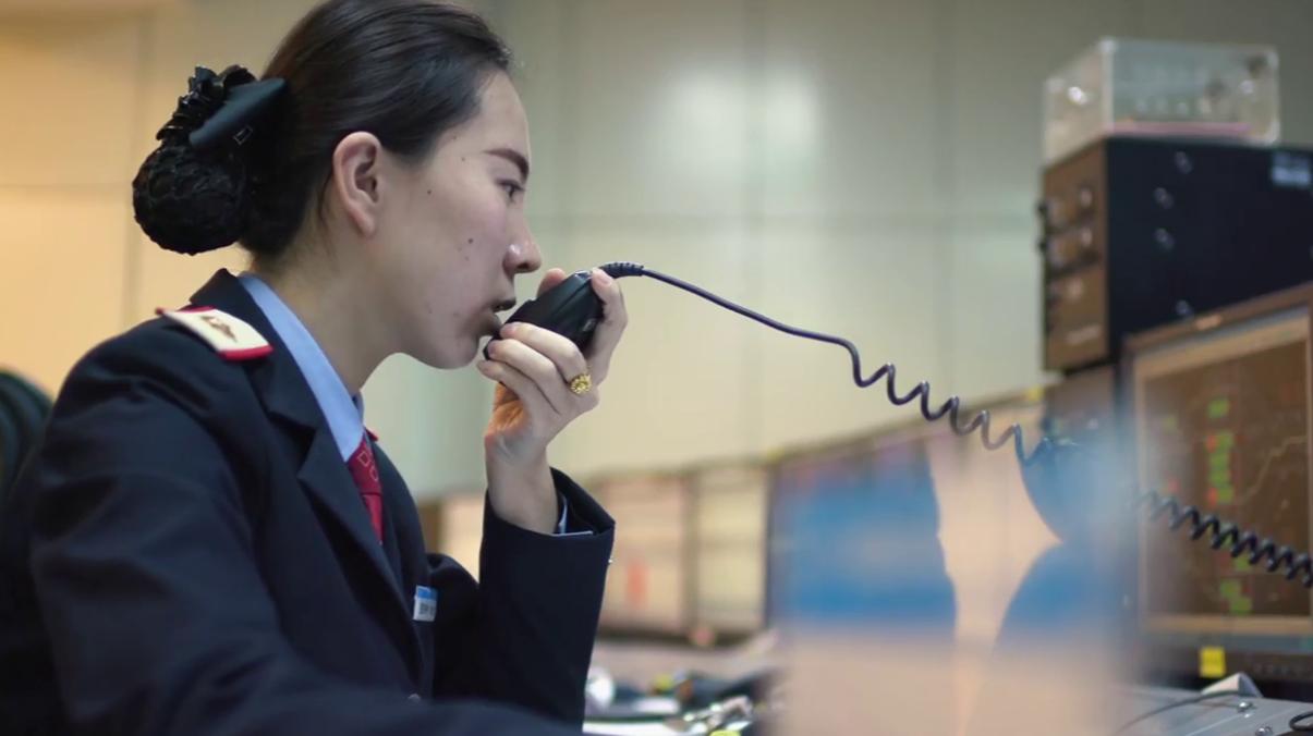 高铁驾驶室如何操控高铁,高铁速度那么快驾驶员如何驾驭