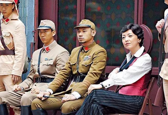 前TVB搞笑担当好身材女友耳骨连钉三个耳洞后遗症巨痛可能会溃烂