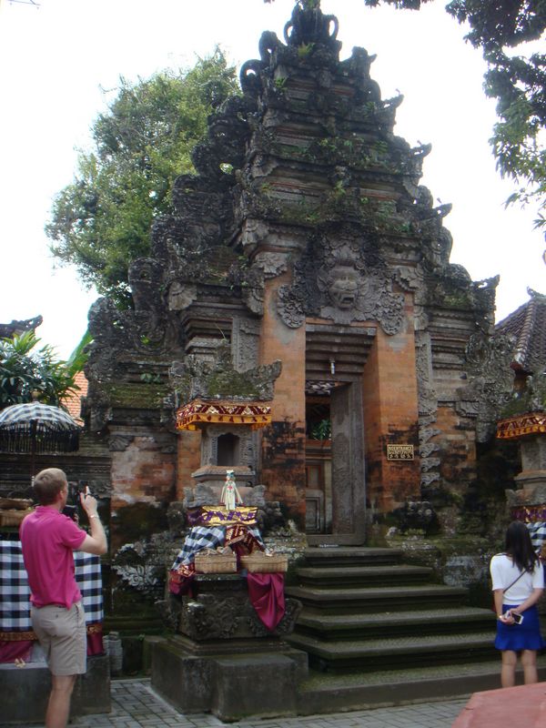 许舍山人,巴厘岛的乌布皇宫值得一去吗