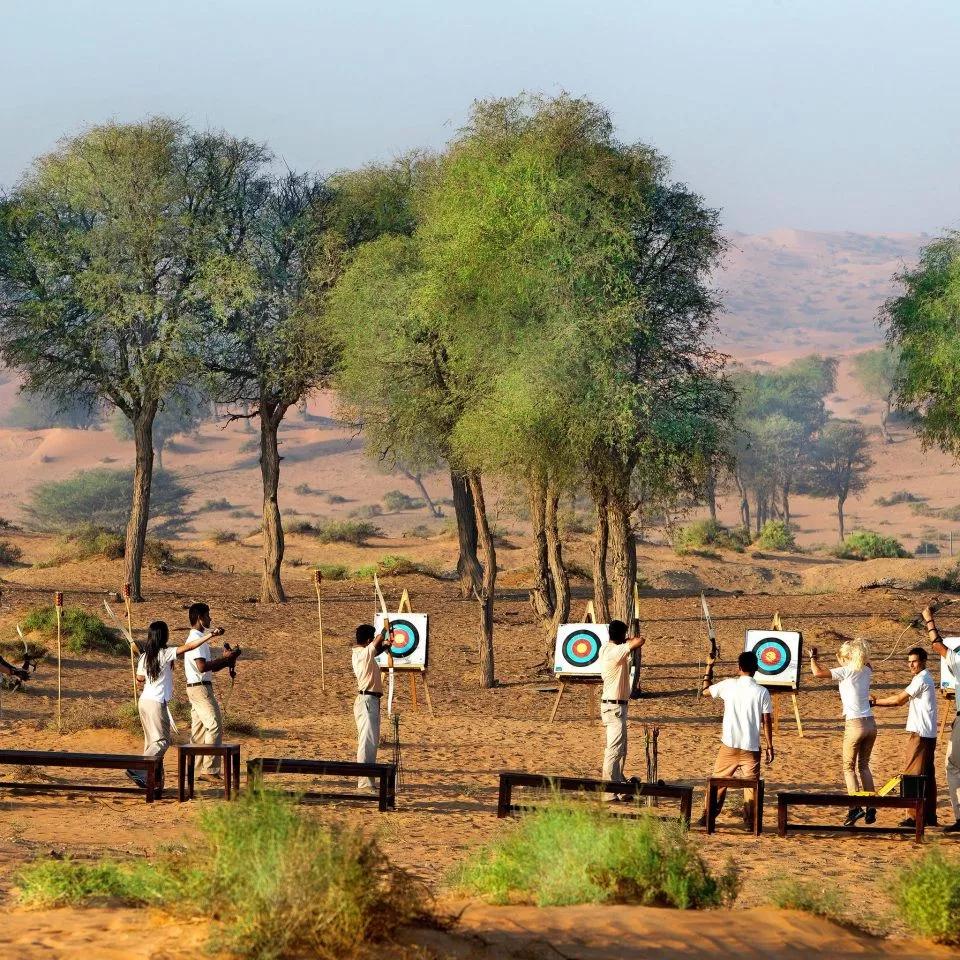 演艺圈里的职业赛车手,他是三个孩子的爸爸的英文怎么说