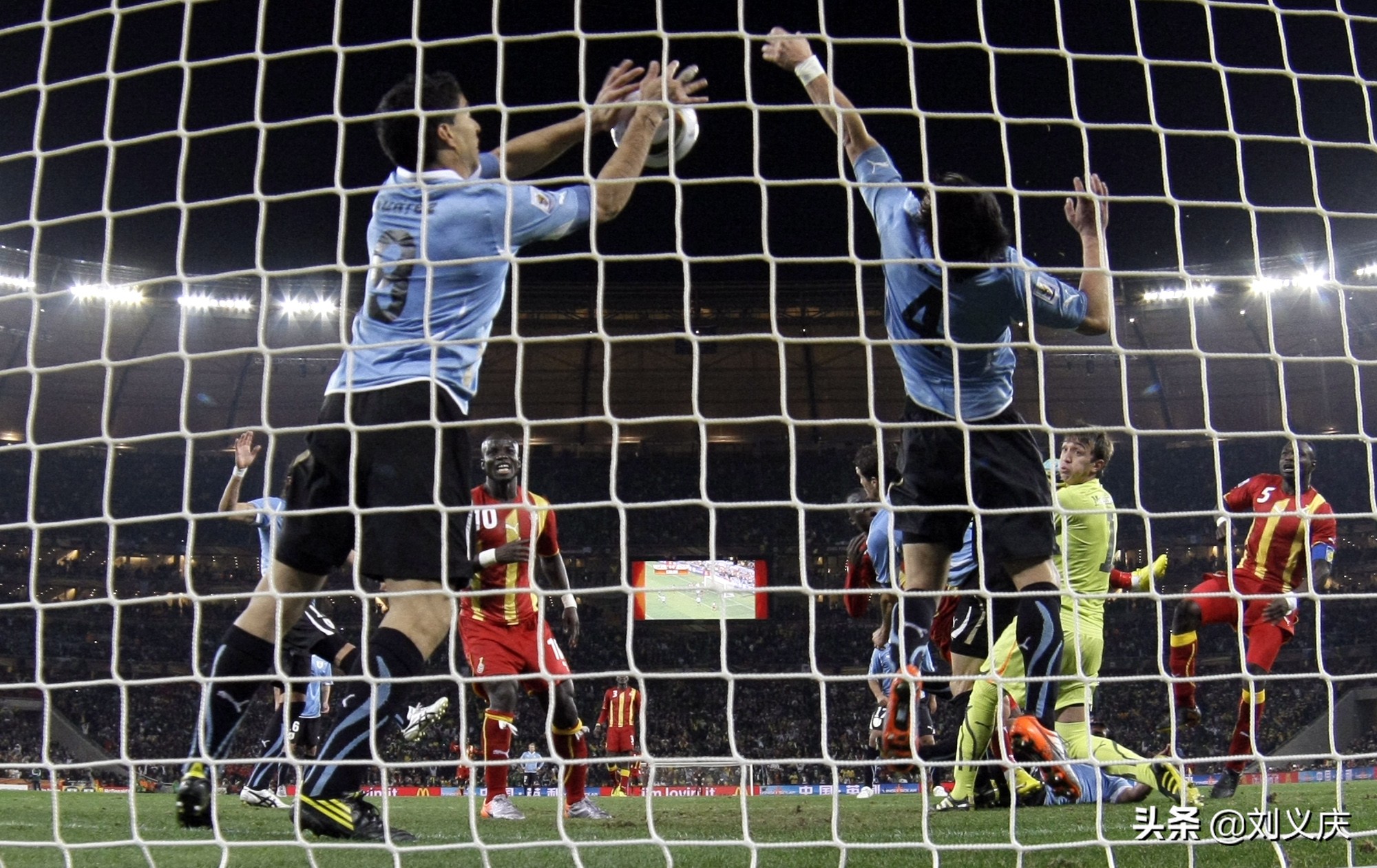 足球下意识手球动作分析,足球的手球规则与最新规则