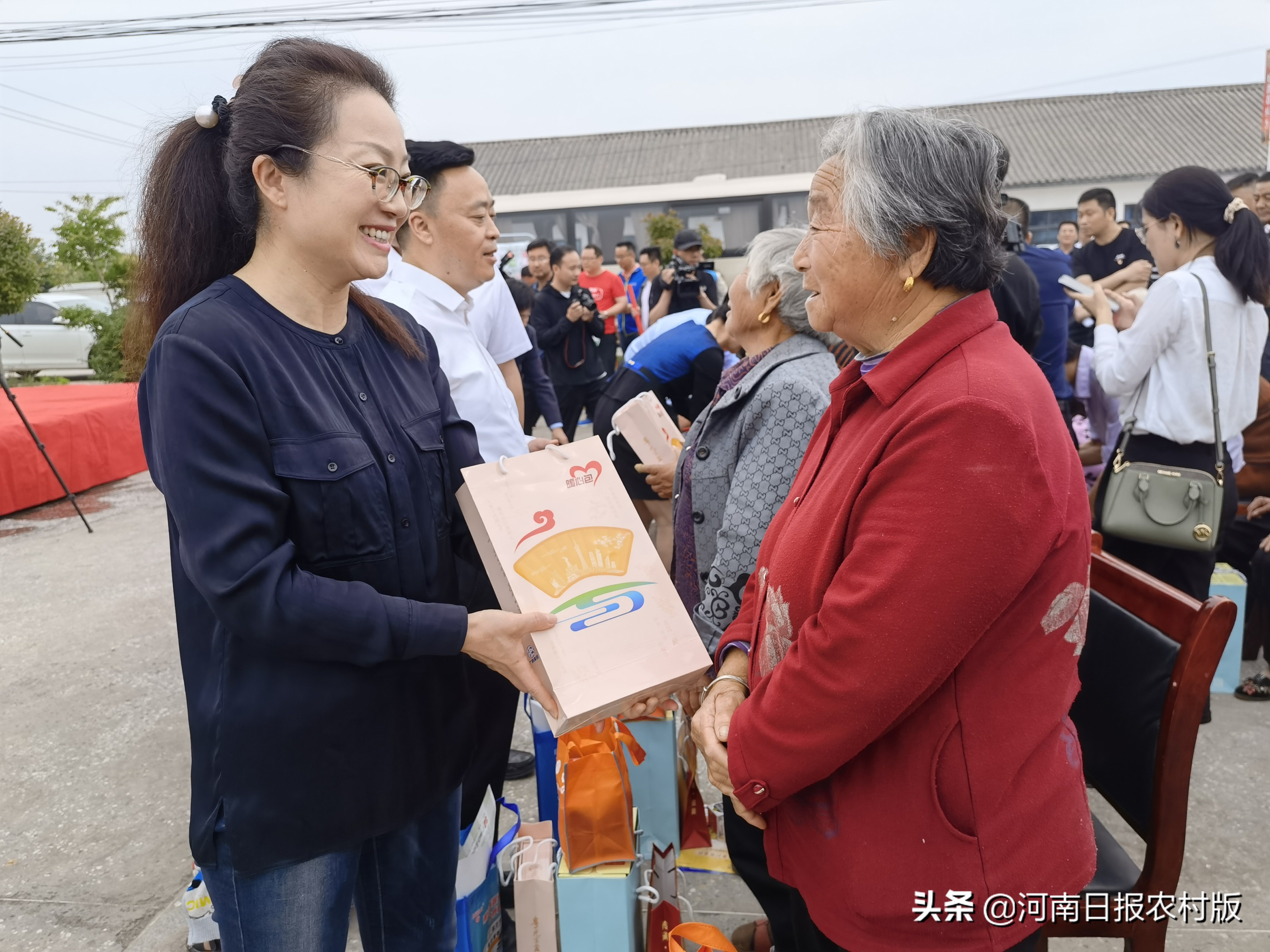 广药集团献爱心，为宁陵县百岁长寿老人赠送“粤光宝盒”