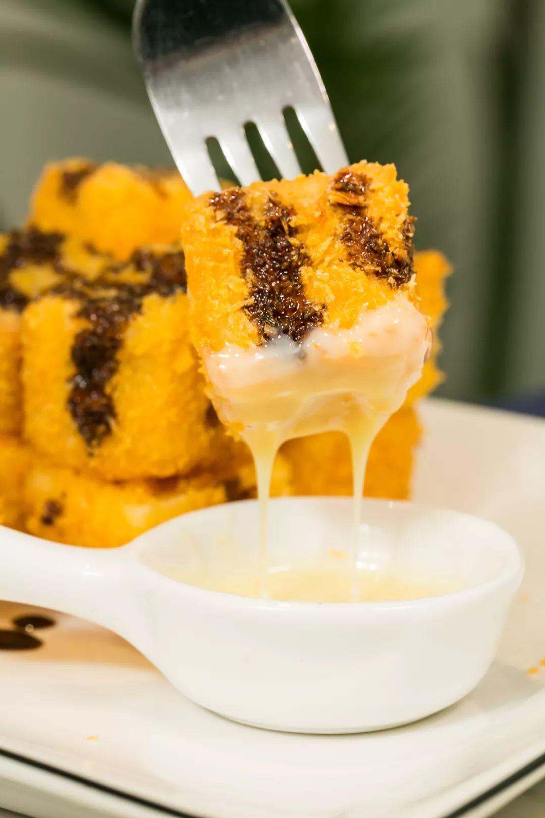 双色的双层小店，晚上有满天星星，呆足一天也不够