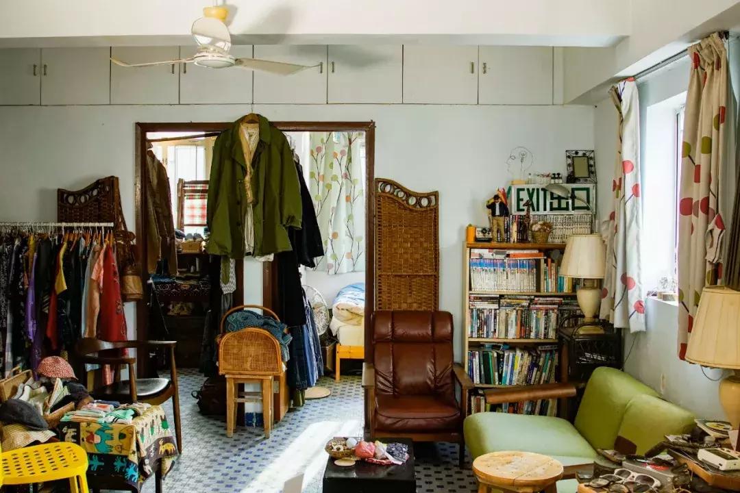 香港年轻人一辈子买不起房，把破出租屋改成复古小窝