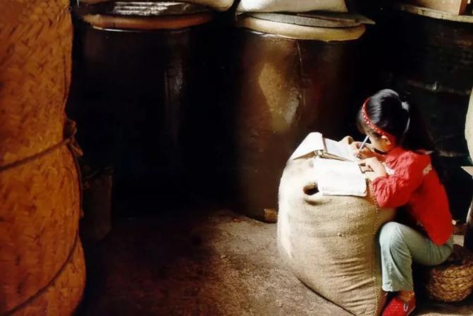 湖南寒门才女写《卖米》感动中国，24岁芳华早逝，病逝后北大追悼