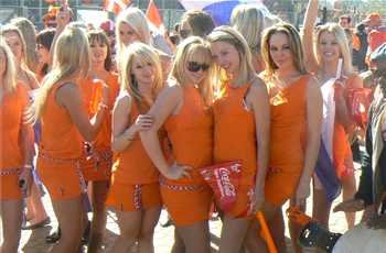 荷兰美女街头卖糖果,荷兰街头美女吃糖