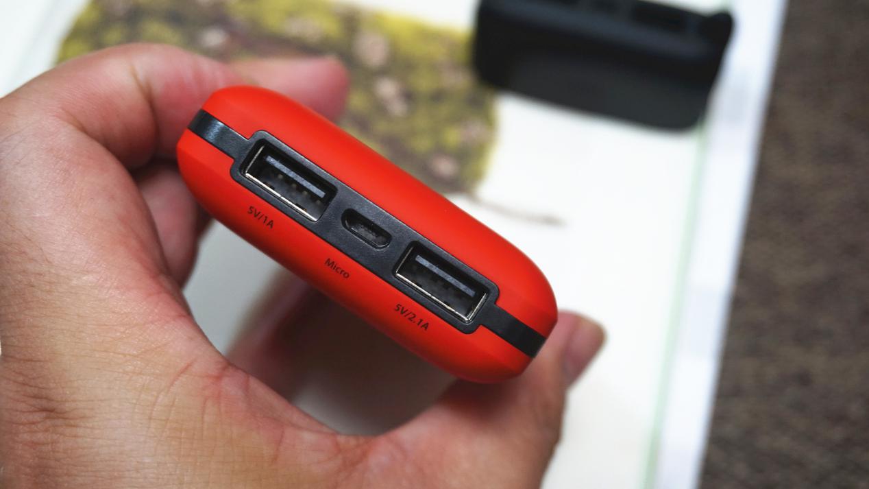 支持快充，能带上飞机，萌趣小魔兽充电宝上手体验