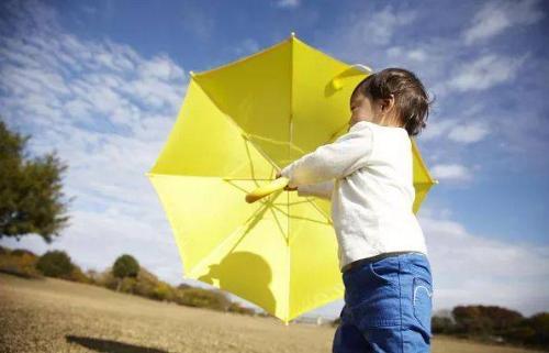夏季阳光毒辣,宝宝娇嫩皮肤容易晒伤?家长记住4招,宝宝不难受