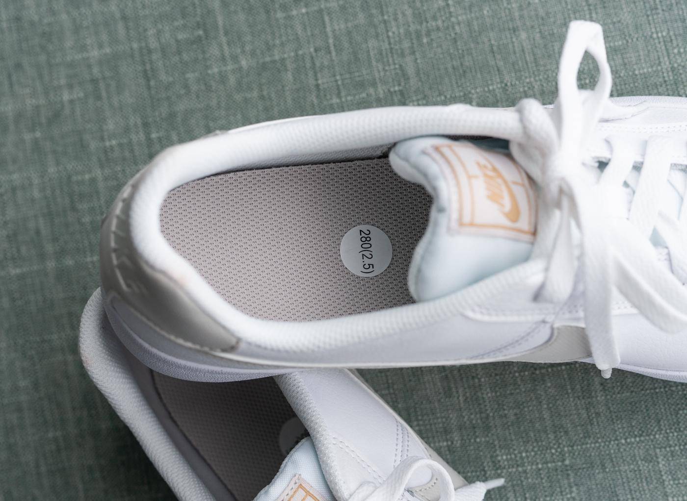 阿迪vs耐克足球鞋,阿迪和耐克小白鞋哪个好