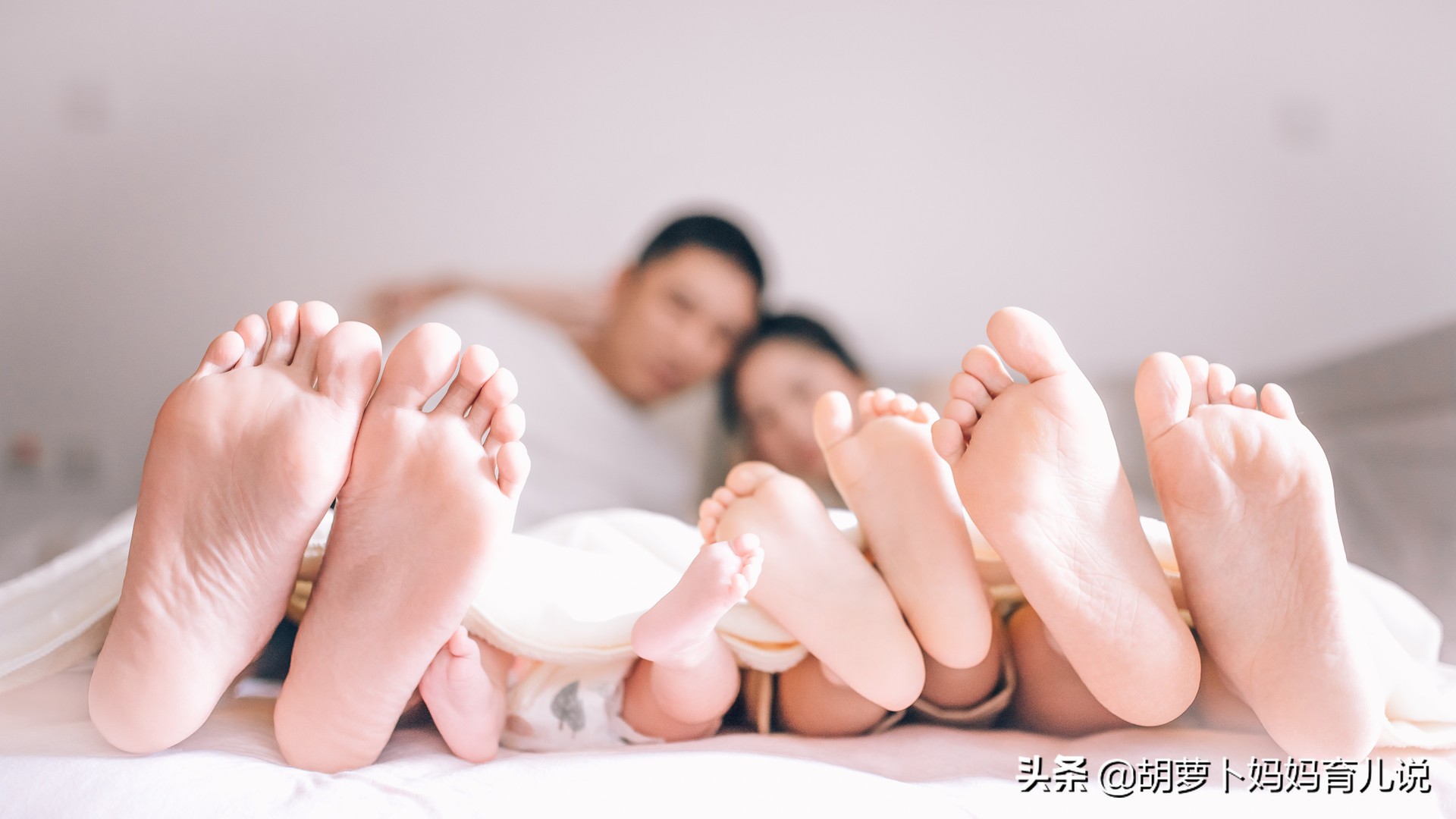 宝宝晚上睡觉不盖被子对腿好不好,冬天宝宝睡觉不盖被怎么办