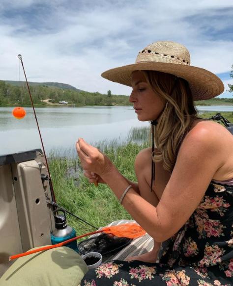 全球最撩超模！一双狐狸媚眼迷倒众生，爆红后却在乡下养鸡？