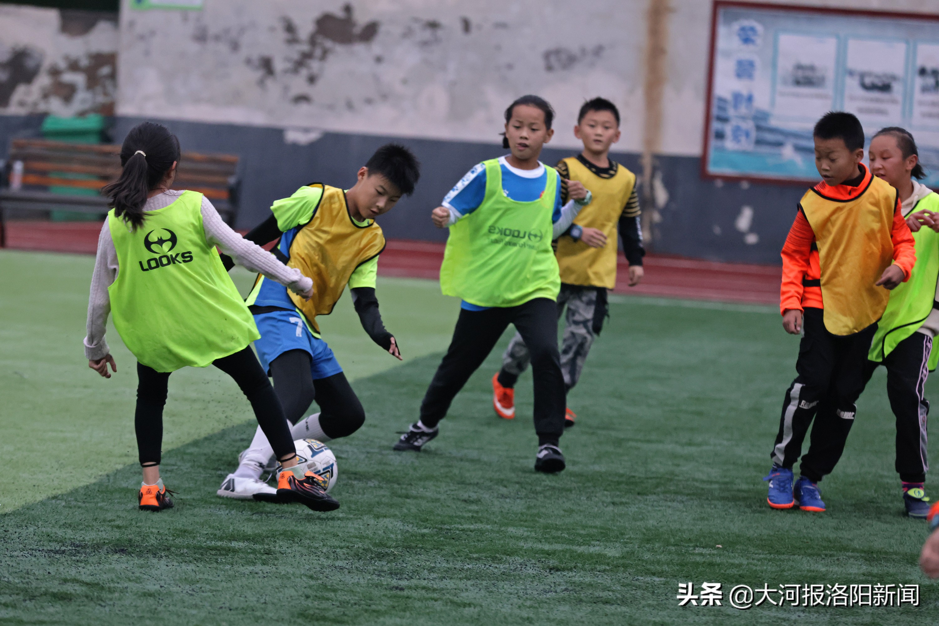 穿足球鞋踢足球比赛,穿大钉足球鞋在水泥地上踢球