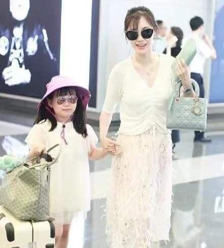 王宝强10岁儿子近照豪妈视频,王宝强儿子长相特征