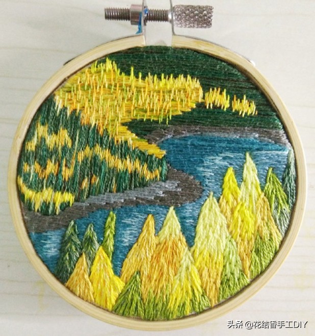 刺绣画自己绣教程,沙发背景的刺绣风景画