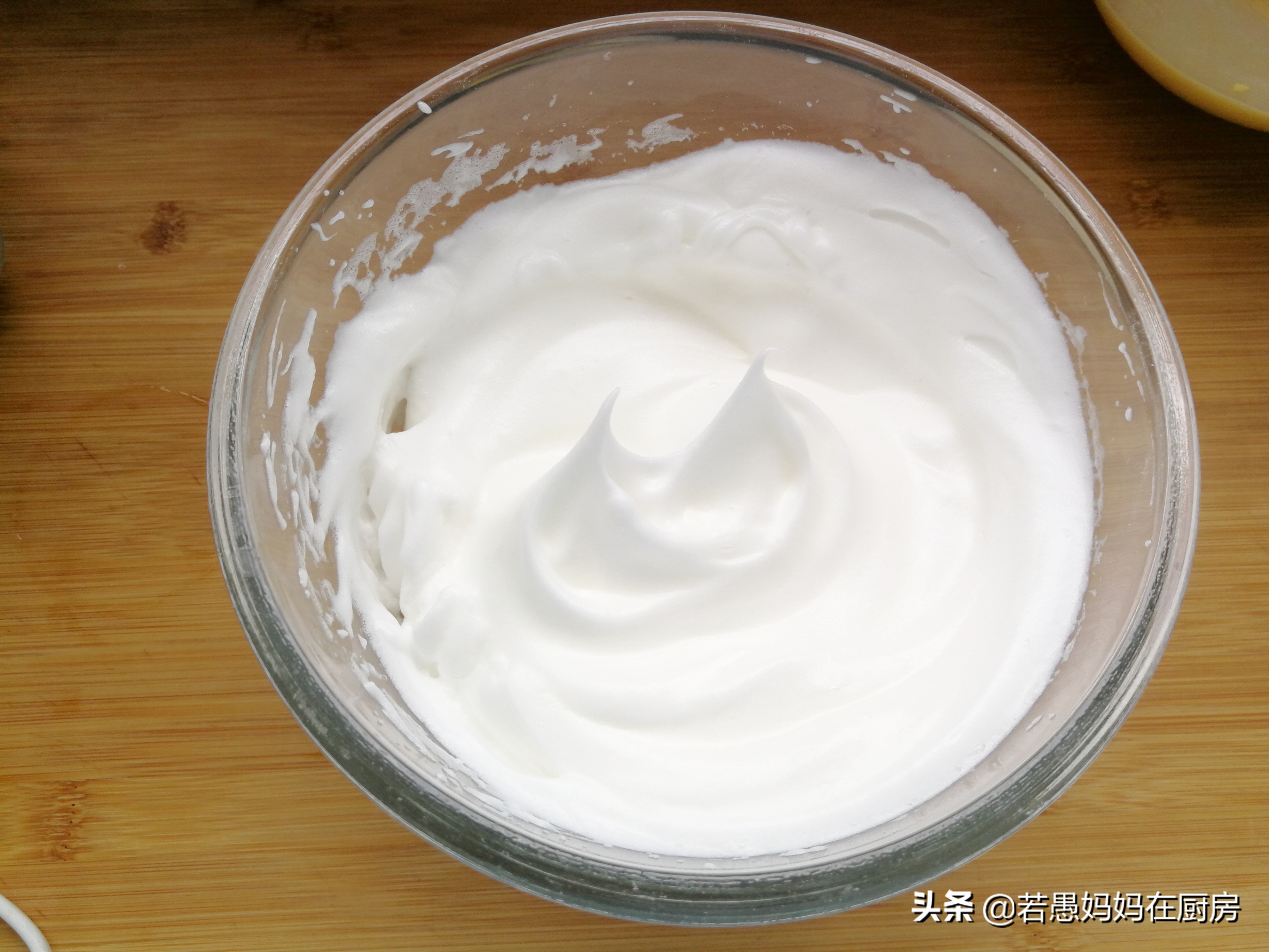 想吃蛋糕不用去买在家做,小四卷蛋糕卷不开裂做法