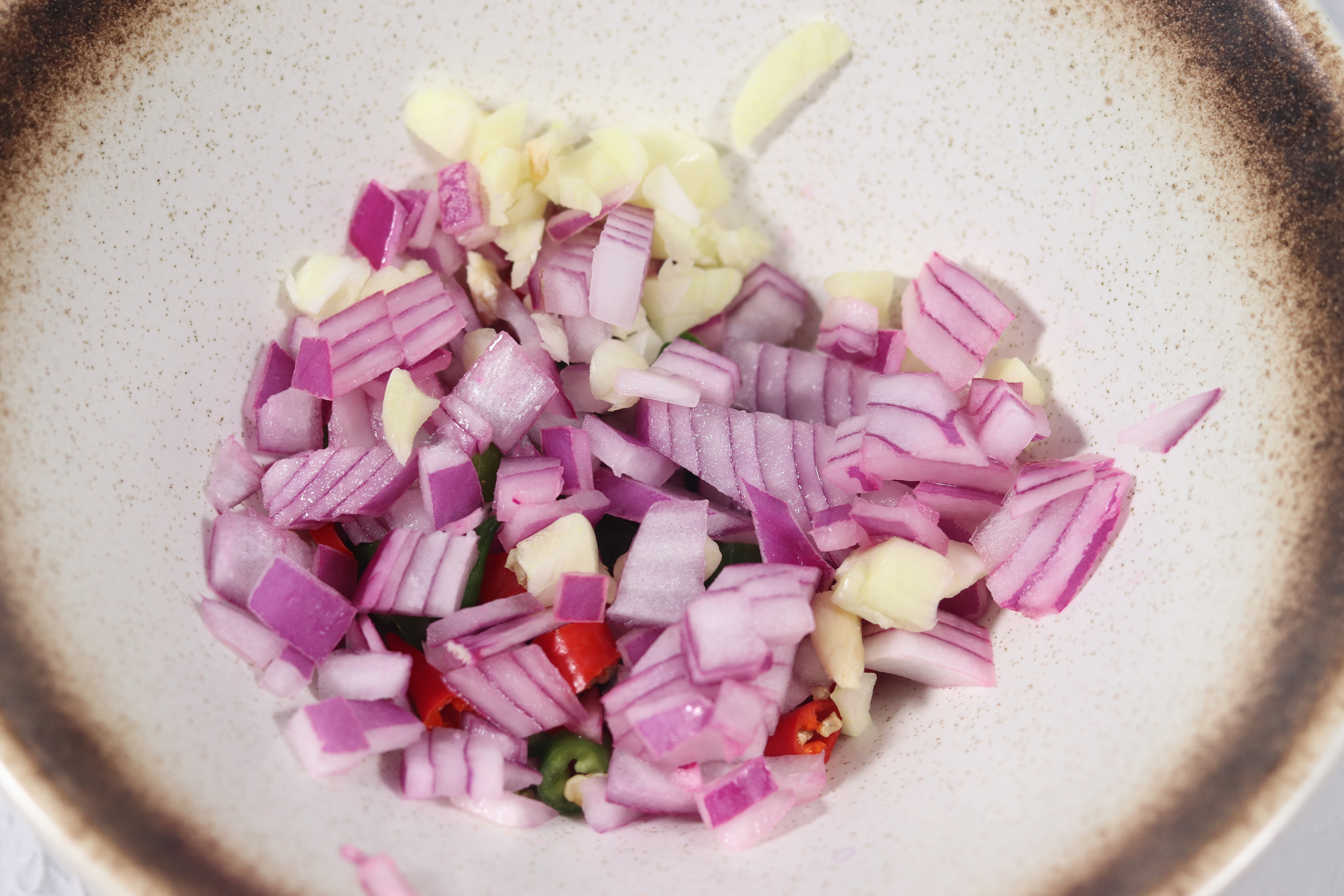 泡椒柠檬虾凉拌方法,凉拌柠檬虾太适合夏天了