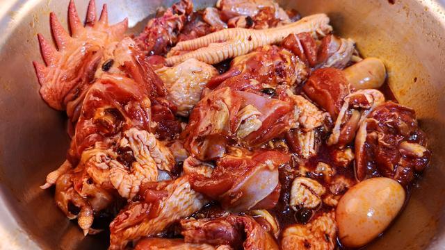 炖鸡时先焯水还是直接炖都不对,炖鸡千万不要焯水教你正确做法