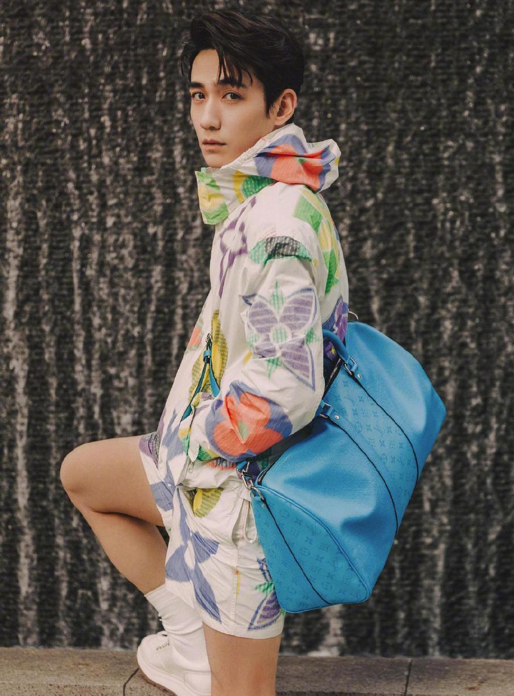 朱一龙黑色西装写真,朱一龙蓝色西服写真