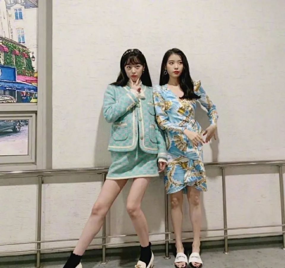 iu悼念雪莉的图片,iu得知雪莉去世崩溃大哭