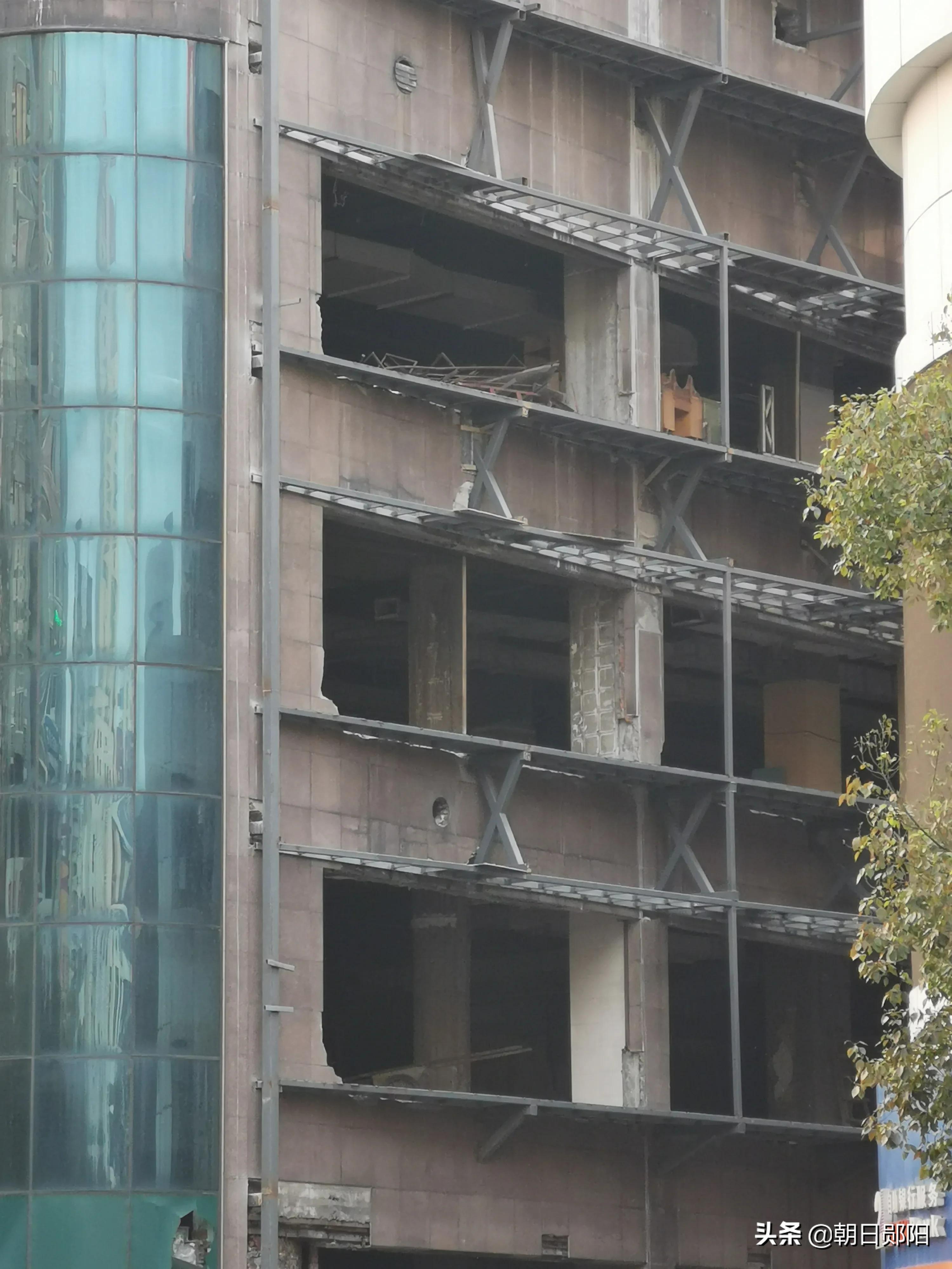 人民路上燕良酒店、美乐酒宾馆都在装修了